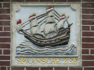901127 Afbeelding van de afbladderende gevelsteen 'SPAANSCHE ZEE' in de voorgevel van het pand Oudegracht 80 te Utrecht.